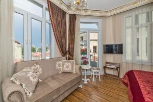 1 dormitorio con sofá, cama y ventana en IQ Hotel, en Estambul