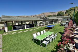 a yard with a table and chairs and a building at White Suites in Majdal Shams