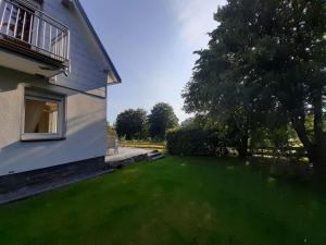 einen Hof mit grünem Gras neben einem Gebäude in der Unterkunft Ferienhaus Wiesenblick in Monschau