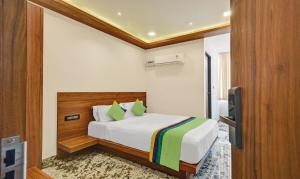 מיטה או מיטות בחדר ב-Itsy By Treebo - Shrey'S Inn Mallandur Road