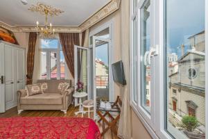 Una sala de estar con un sofá y una ventana grande. en IQ Hotel, en Estambul