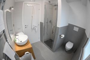 Koupelna v ubytování Golden Beach Residence + 24 fotografií