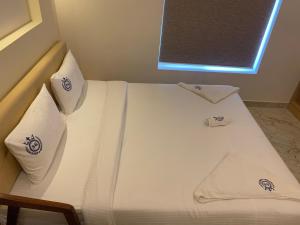 Postel nebo postele na pokoji v ubytování Hotel Sangeeth Palace