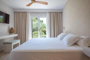 Cama ou camas em um quarto em Blau Colònia Sant Jordi