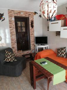 ein Schlafzimmer mit einem Bett, einem Tisch und einem Sofa in der Unterkunft Varandas da Serra in Vila Franca de Xira