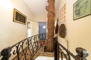 Fotografie z fotogalerie ubytování House with Tree Inside near Sea in Maltepe v destinaci Istanbul