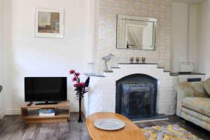 A television and/or entertainment centre at Cheerful 2 bedroom residential home - Free parking