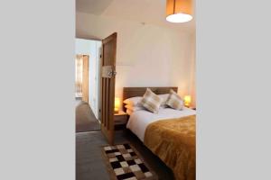 En eller flere senge i et værelse på Cheerful 2 bedroom residential home - Free parking