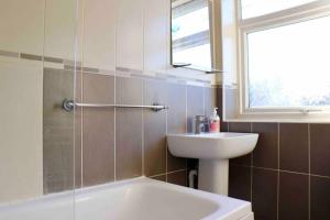 Et badeværelse på Cheerful 2 bedroom residential home - Free parking + 42 billeder