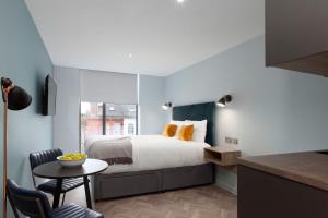 Ένα ή περισσότερα κρεβάτια σε δωμάτιο στο Aptel East