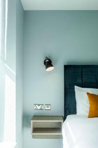 Ένα ή περισσότερα κρεβάτια σε δωμάτιο στο Aptel East +35 φωτογραφίες