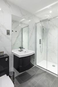 Ένα μπάνιο στο Aptel East +36 φωτογραφίες