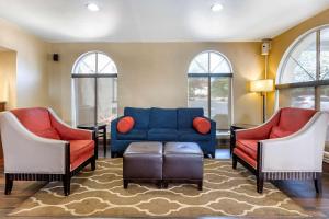 Χώρος καθιστικού στο Comfort Inn Edison - New Brunswick