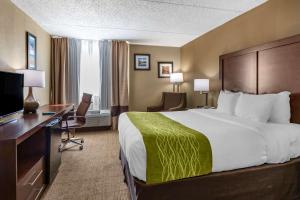 TV a/nebo společenská místnost v ubytování Comfort Inn Edison - New Brunswick