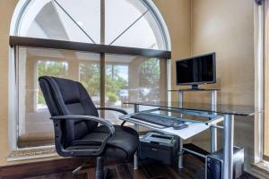 Μια τηλεόραση ή/και κέντρο ψυχαγωγίας στο Comfort Inn Edison - New Brunswick
