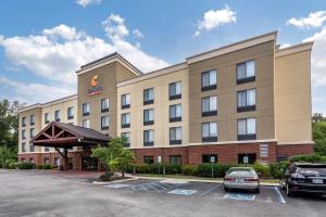 a hotel with cars parked in a parking lot at Comfort Suites Manchester near Arnold AFB in Manchester