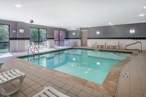 a large swimming pool in a hotel room at Comfort Suites Manchester near Arnold AFB in Manchester