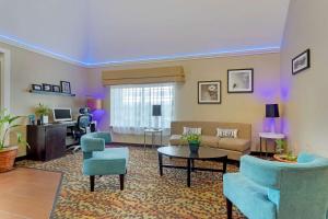 A seating area at Sleep Inn & Suites Smyrna - Nashville