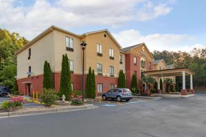 un edificio con un'auto parcheggiata in un parcheggio di comfort & inn Suites a Canton