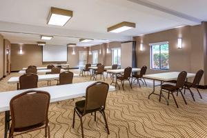 una sala conferenze con tavoli, sedie e un podio di comfort & inn Suites a Canton Altre 43 foto