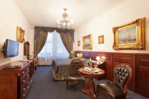 TV a/nebo společenská místnost v ubytování Hotel U Zlatého Stromu Prague by BHG