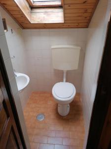 CesaraにあるCASA VACANZE LA MADONNINAのトイレと洗面台のある小さなバスルーム