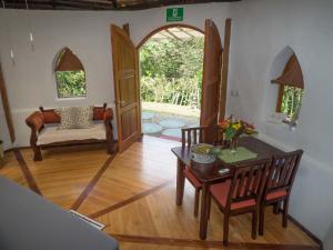 sala de estar con mesa, sillas y sofá en Paradiselodge Casa Romantica, en Platanillo