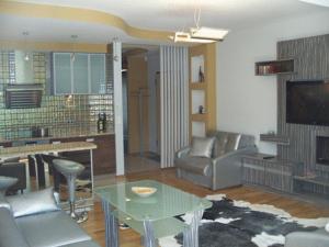uma sala de estar com um sofá e uma mesa em Apartament Stara Polana i Spa em Zakopane
