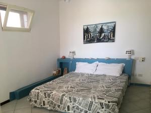 Bett mit blauem Kopfteil in einem Schlafzimmer in der Unterkunft Ca Greta Deluxe in Sal Rei