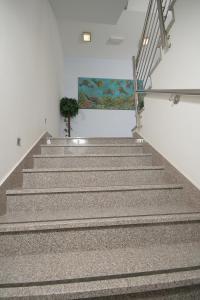 una escalera en un edificio con una pintura en la pared en Hotel Trogir, en Trogir