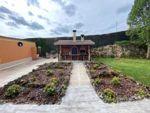 a garden with a small building in a yard at Paleolítico rural in Salgüero de Juarros +67 photos