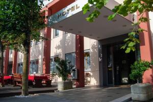 a building with a table in front of it at Hotel Prunk in Sežana