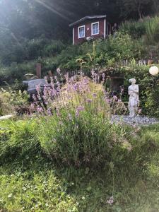 een tuin met een standbeeld voor een huis bij Ferienwohnung Matilde in Bad Grund