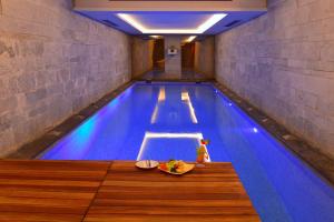 Swimming pool sa o malapit sa Pera Tulip Hotel & Spa - Taksim Pera