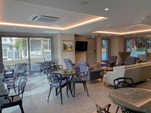 ein Restaurant mit Tischen und Stühlen und einer Couch in der Unterkunft Eresin Hotels Express in Istanbul