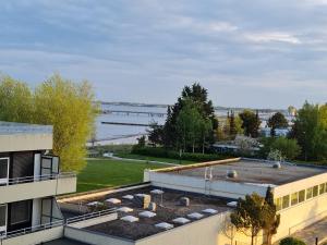 vistas a un edificio con vistas al agua en Vier Jahreszeiten 3 37, en Großenbrode