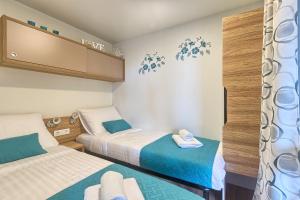 En eller flere senge i et værelse på TOTAL ESCAPE Mobile Home BIANCA Camp Porton Biondi