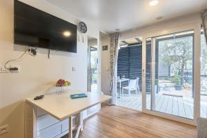 Et tv og/eller underholdning på TOTAL ESCAPE Mobile Home BIANCA Camp Porton Biondi