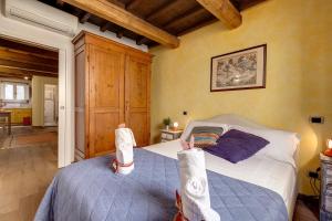 una camera da letto con un letto e asciugamani di Mamo Florence - Diciotto Apartment a Firenze