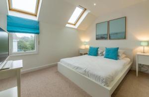Кровать или кровати в номере West Bay Cottages Yarmouth Isle of Wight