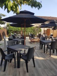 Restoran või mõni muu söögikoht majutusasutuses Hotel The Marins