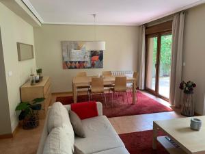 Posedenie v ubytovaní Precioso adosado en Urbanización con campo de golf