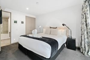 Кровать или кровати в номере Central Location - Contemporary 2 Bedroom Aptm