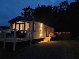 een klein huisje 's nachts met lichten aan bij Scarletts Escape - Percy Wood in Morpeth