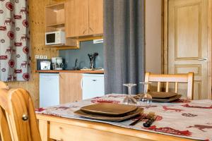 una pequeña cocina con una mesa con platos. en les balcons du grand puy en Seyne