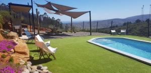 un patio con una piscina con sillas y una mesa en Tunquen Campomar Quincho y Piscina, en Algarrobo
