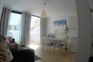 a living room with a table and a dining room at CasaMandy CotilloMar in Cotillo