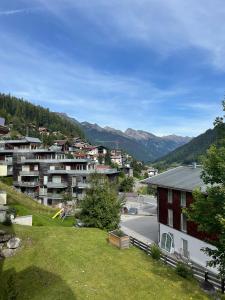 widok na miasto z górami w tle w obiekcie Chalet Lenzi w mieście Sankt Anton am Arlberg