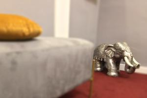 una figurita de un elefante sentado en una mesa en Hotel Garni Kluth en Bonn