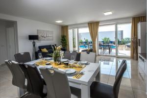 Posezení v ubytování Villas Royal II with Private Pool